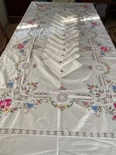 Tovaglia vintage ricamata a mano  a punto croce rara bellezza con 12 tovaglioli