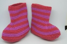 Scarponcini calzini neonato, uncinetto, strisce glicine e amaranto, cotone.Nuovo