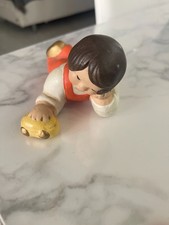 Bimbo Tini 's Thun Vecchia Produzione Bambino Sdraiato con Macchinina Thun