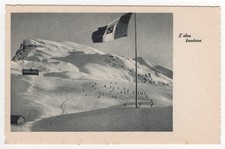 Cartolina L’alza bandiera - Alpini su neve con bandiera regia (anni '30-'40)