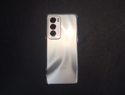 Mockup oppo reno12 silvery - 5g,