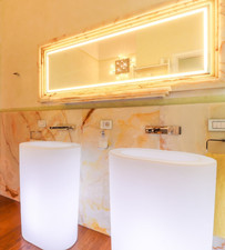 Vasca e 2 lavabi free-standing polietilene retroilluminati OiO by Antonio Lupi 