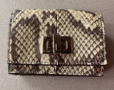 Portafoglio Fendi Peekaboo in pelle esotica verde chiaro e grigio