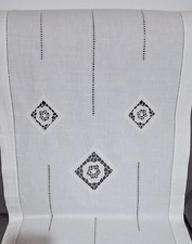 Tenda ricamata a mano, punto