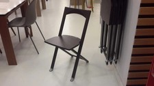 Sedia pieghevole Olivia Calligaris. Nuova. Legno scuro. Mai usata.