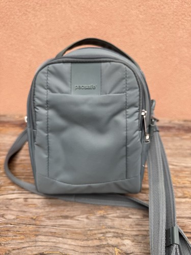 Borsa tracolla pacsafe - a,