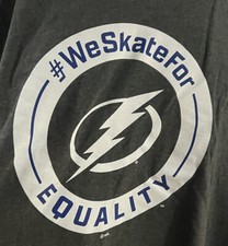 Camicia NHL Tampa Bay Lightning We Skate for Equality Fanatics XL camicia grigia NUOVA
