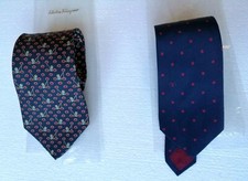 LOTTO DI DUE CRAVATTE VINTAGE SFONDO BLU UNA FIRMATA  FERRAGAMO UNA VALENTINO 