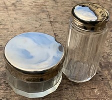 Antica coppia di lattine per bottiglie da toilette in vetro tagliato con tappi