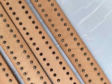 strisce in cuoio con borchie