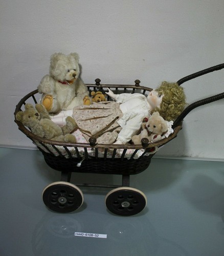 Vecchia bambola con passeggino