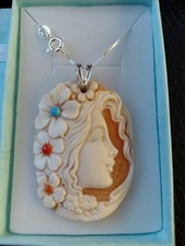 CIONDOLO  IN CAMMEO CORNIOLA CON CORALLO E TURCHESE LAVORATO A MANO.
