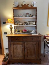 Credenza in legno antica con piattaia