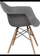 Sedia in plastica grigia con