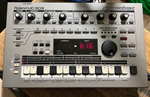 Roland 303 groovebox - mc-303,