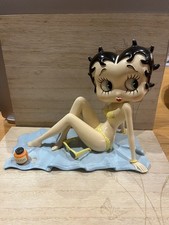 Betty Boop sunbathing statue
