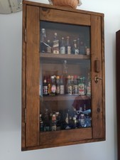 vetrinetta vintage Con Circa 100 Mignon Di Liquore