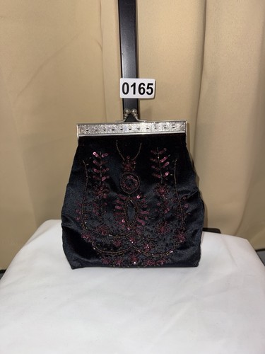 Pochette nera ricamata
