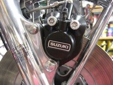 SUZUKI GT750,GT550,GT500,GT380,GT250,GT185,GT125,RE5,DECALCOMANIA IN LEGA PINZA FRENO