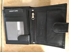 1 Portafoglio donna nero in pelle vari scomparti  missure 12,8x9,5 cm.