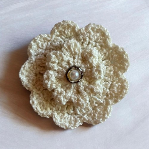Spilla fiore all'uncinetto