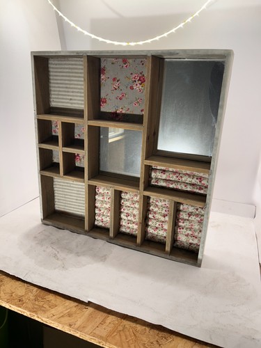 Scaffale shabby con vani