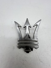 Emblema logo anteriore griglia radiatore MASERATI Biturbo 420 S berlina (AM332)