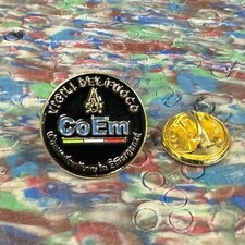 Spilla CoEm BLU Comunicazione