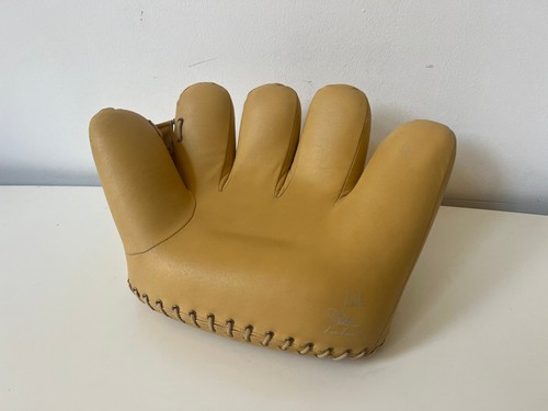 Vitra miniature baseball glove - miniature,
