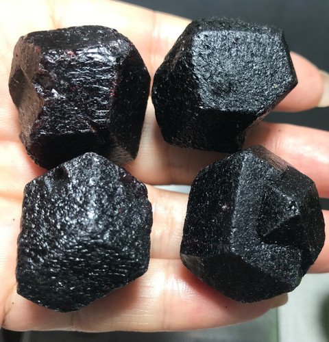 4pcs 161g rare garnet - 161g,