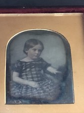 Dagherrotipo Ritratto Colorato di bambina con abito con scollatura a barca.