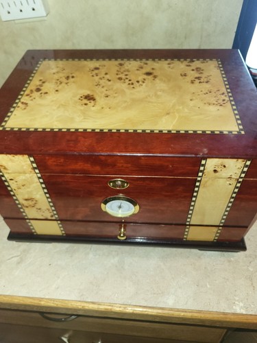 Humidor supreme burl - **humidor, wood
