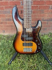 American Fender Precision Deluxe V Basso Elettrico 