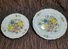 Due piatti di Ceramica Cantagalli, Firenza, sfondo bianco con decoro di fiori e