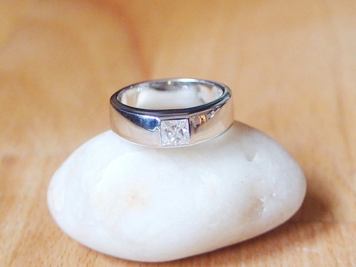 Anello fascia solitario