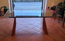 Scrivania in cristallo di ottima fattura  e base in legno dei primi anni  '90