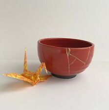 Kintsugi, ciotola di riso 'rosso e oro', tipica giapponese per le festività.   