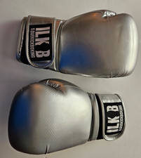 Guanti da kickboxing argento The Carbon Strike 16 oz in contenitore originale.