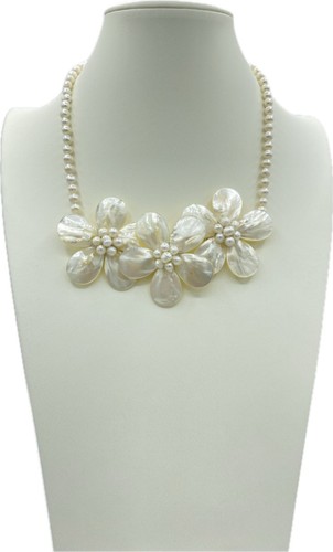 ?Collana girocollo con fiori