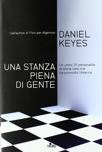 Una stanza piena gente - piena, di