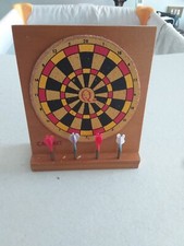 GIOCO TIRO A SEGNO CAOMET CON 4 FRECCETTE BASE IN LEGNO BERSAGLIO IN SUGHERO