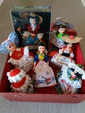 7 bambole mignon con abiti tradizionali in Scatola cinese 23 x 23 cm, h 11 cm 