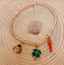 bracciale portafortuna elasticizzato con tre  charm pendenti 
