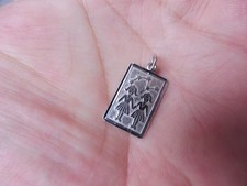 Bel Pendente A Catena, Segno