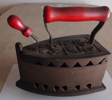 FERRO DA STIRO ANTICO IN GHISA