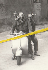 LOTTO DI 2 FOTOGRAFIE,ANNI '50,VESPA PIAGGIO,VESPISTI TRIESTINI BURLONI,CORNUTI