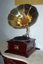 ? “Grammofono Stile His Master’s Voice – Un Regalo che Emoziona Sempre”