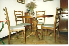 tavolo rotondo in stile  in  noce nazionale 