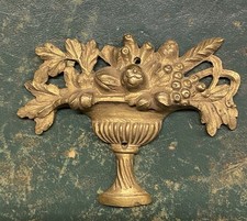 Antico fregio in bronzo con cesto di frutta e fiori epoca Napoleone III