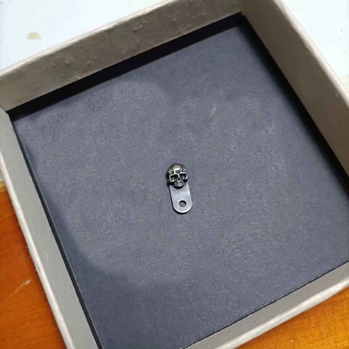 One little skull clip - one,